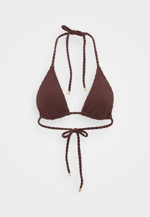 Brun ribbet bikini-top med trekantet kopper, justerbare snørestropper og detaljer i gulltone, laget av et teksturert stoff.