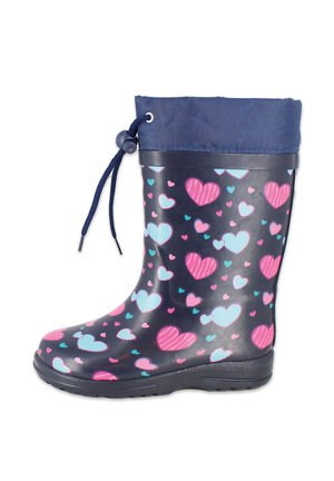 Botte de pluie marine pour enfant avec des motifs de cœurs roses et bleu clair et un revers en tissu marine avec un cordon ajustable.