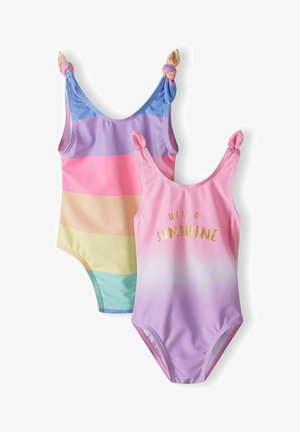 Divas bērnu peldkostīmi: viens ar pasteļtoņu horizontālām svītrām rozā, lavandas un gaiši zilos toņos, un otrs ar rožainu gradientu un uzrakstu "SVEIKS, SAULE" zelta krāsā.
