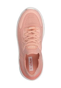 Chaussure de sport rose clair avec une tige en mesh respirant, surface texturée, lacets plats et semelle blanche. Présente une étiquette de logo sur la languette.