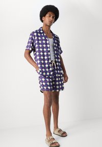 Heathe PRINTED SHIRT SET - Kratke hlače - purple