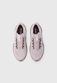 Αθλητικά παπούτσια ανοιχτού ροζ χρώματος με υλικό απ ό δίχτυ, έξι τρύπες για κορδόνια, καφέ σόλα και μπλε διακριτικό στη πλευρά. Ετικέτα της μάρκας στη γλώσσα του παπουτσιού.