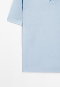 Polo shirt azzurro chiaro con tessuto texture, maniche corte e design a V. Caratterizzato da colletto e orlo a coste.