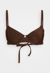Haut de bikini marron brillant avec des bretelles réglables, des détails froncés, un nœud sur le devant et une texture subtilement scintillante.