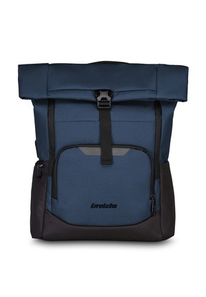 Zaino a roll-top in tessuto blu scuro e nero. Presenta una tasca frontale, spallacci regolabili e una chiusura a clip. Materiale testurizzato e resistente.