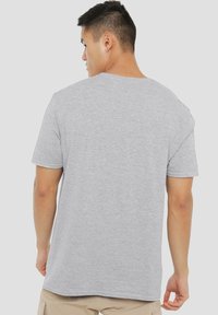 Graues, kurzärmliges T-Shirt in lockerer Passform, aus weichem Baumwollmaterial, mit einem klassischen Rundhalsausschnitt und einer glatten Textur.
