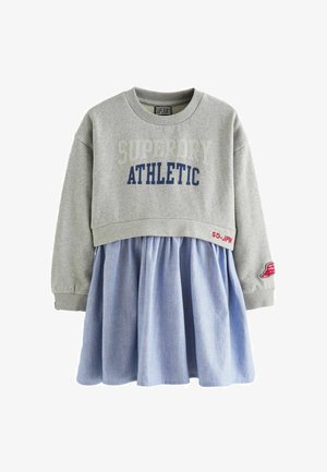 Grauer Sweatshirt mit dem Text "SUPERDRY ATHLETIC", kombiniert mit einem blauen Chambray-Rock. Hat gerippte Manschetten und einen Patch auf einem Ärmel.