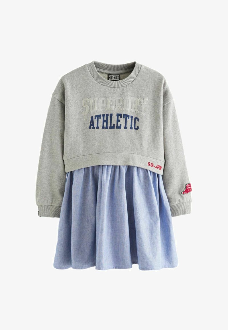 Šedá mikina so textom "SUPERDRY ATHLETIC", v kombinácii s modrou šambrárovou sukňou. Obsahuje rebrované manžety a nášivku na jednom rukáve.