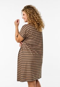Robe t-shirt rayée marron à manches courtes, en tissu doux, avec des rayures horizontales noires et une coupe ample pour plus de confort.