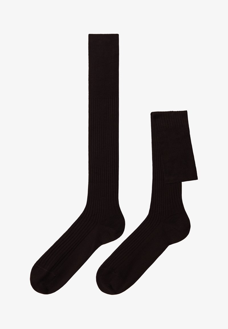 Sorte ribbede sokker, der har et knæhøjt design for den ene og en crew længde for den anden, som viser en glat tekstur og ensartet farve.