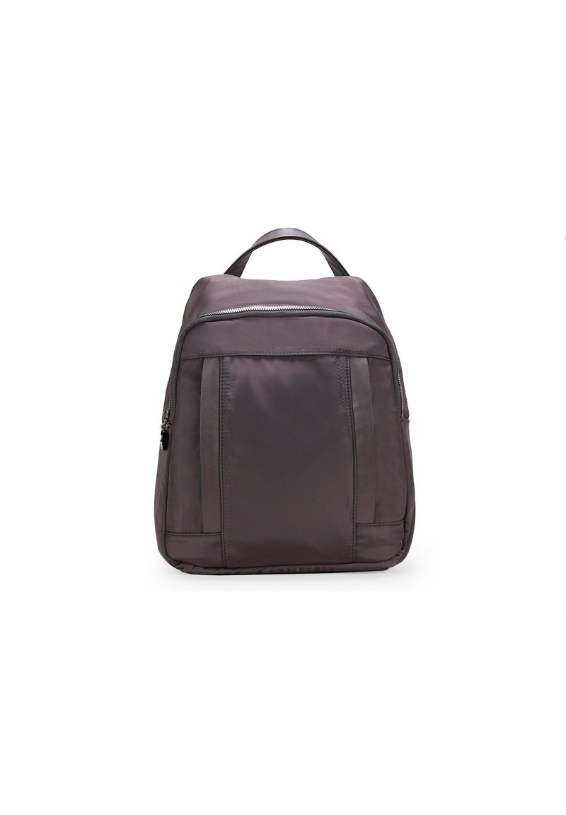 Zaino grigio scuro realizzato in tessuto resistente, dotato di manico superiore, chiusura a zip e pannelli laterali con una sottile texture. Forma semplice e rettangolare.