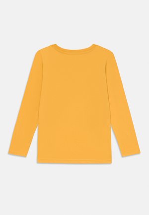 Camisa amarilla de manga larga hecha de algodón, con un escote redondo y una textura suave, mostrada desde atrás sin ningún patrón ni acentos.