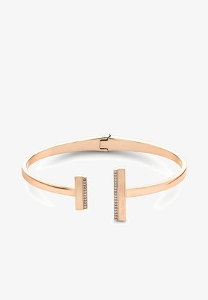 Różowozłoty bransoletka bangle o eleganckim wzornictwie, z dwiema prostokątnymi akcentami, z których jeden ma przezroczyste kamienie oraz grawerowany detal z brandingiem.