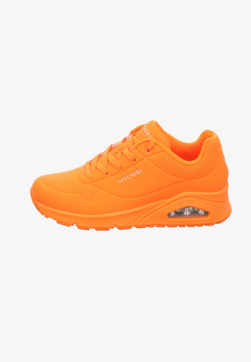 Baskets Skechers orange vif avec lacets à l'avant, semelle coussinée et détail visible du coussin d'air sur le côté du talon.