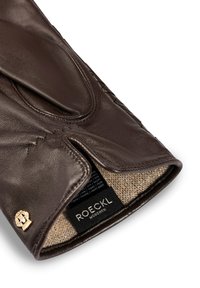 Guanto in pelle marrone con una superficie esterna liscia, design trapuntato sul polsino e una morbida fodera beige. Accento con logo dorato sul polso.