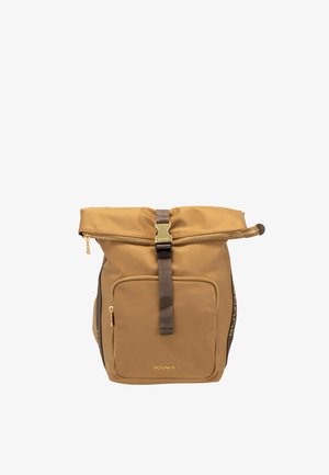 Zaino in nylon marrone con design a roll-top, tasca frontale con zip e tracolla regolabile. Dotato di accessori in oro e dettaglio con logo impresso.