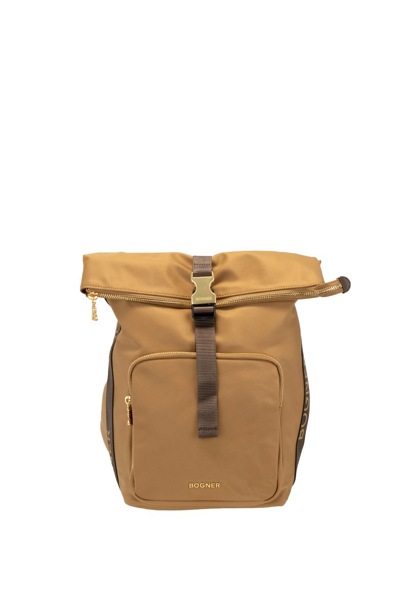 Rjava najlonova nahrbtnik z zasnovo roll-top, sprednjim žepom na zadrgo in nastavljivim trakom. Ima zlat hardware in embosirano logotipno podrobnost.