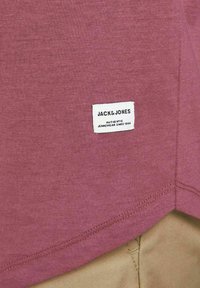 Jack & Jones JJENOA TEE CREW NECK - Lihtne T-särk - hawthorn rose