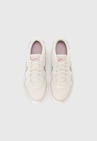 Nike Sneaker mit einem weißen Mesh- und Synthetik-Obermaterial, hellvioletten Akzenten, runder Zehenpartie und Schnürsystem. Polsterung an Kragen und Zunge.
