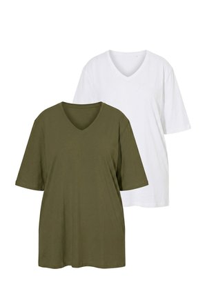 Deux t-shirts unis à col en V, un vert olive devant et un blanc derrière, tous deux à manches courtes et coupe ample.