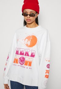 Levi's® GRAPHIC PRISM CREW - Sweatshirt - bright white