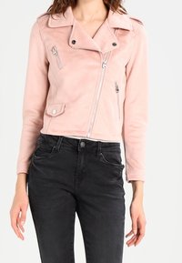 Jennyfer Bunda z umělé kůže - light pink