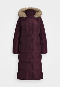 Dlouhý prošívaný kabát v tmavě burgundské barvě s kapucí z umělé kožešiny, zapínáním na patentky vpředu, bočními kapsami na zip a prošívanou strukturou.