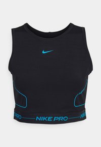 Zwarte atletische cropped top van rekbare stof. Heeft een blauw Nike-logo en accenten, een geribde halslijn en een gebrandmerkt bandje aan de onderkant.