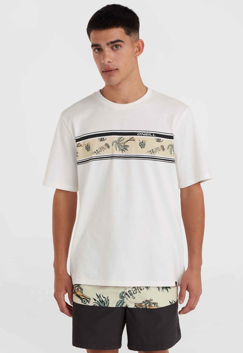 Witte t-shirt met een zwart gestreepte graphic van palmbomen en een "O'Neill" logo. Het model draagt het in combinatie met zwarte shorts.