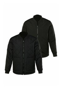 Giacca bomber nera imbottita con chiusura a zip, colletto a coste e due tasche. Presenta un design solido e liscio su una seconda giacca nera tinta unita.