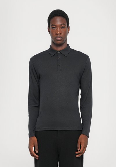Langærmet polo-skjorte i mørkegrå, lavet af et blødt stof, med en klassisk krave og tre-knaps placket. Tætsiddende design.