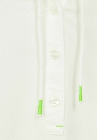 Weißes strukturiertes Poloshirt mit Knopfleiste, klaren Knöpfen und grünen Stichakzenten am Saum und an den Tunnelzügen.