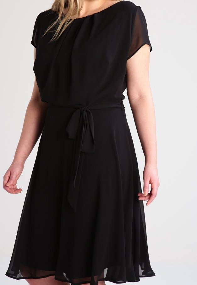 Černé šifonové šaty s krátkými rukávy, páskem v pase a splývavou sukní ve tvaru A. Mají jednoduchý kulatý výstřih a měkkou texturu.