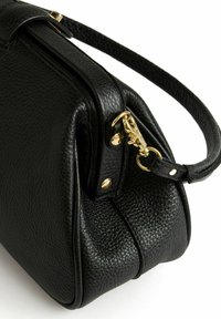 Borsa a mano in pelle nera texture con forma curvata, dettagli in metallo dorato e tracolla removibile. Dettagli di grana distintivi visibili.