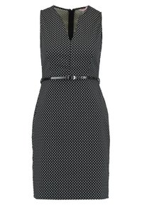 Robe noire sans manches avec des pois blancs, décolleté en V, taille ceinturée, tissu texturé et fermeture à glissière dissimulée dans le dos.