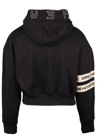 Sudadera corta negra hecha de un tejido suave con capucha, que presenta un cordón y rayas beige impresas con texto en las mangas y el cuello.