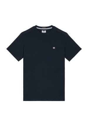 Mørkeblå bomulds t-shirt med korte ærmer, rund hals og en lille logo-plade på brystet. Simpel design uden markante mønstre.