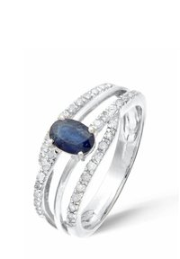 Sølvring med en oval blå sten i centrum, flankeret af små klare sten langs snoede bånd, der skaber et tekstureret design.