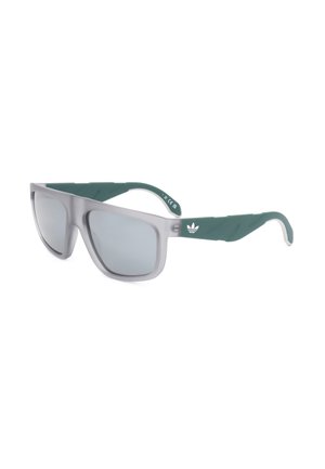 Occhiali da sole grigi e verdi con lenti rettangolari riflettenti e logo Adidas sulle aste, inclinati verso destra.