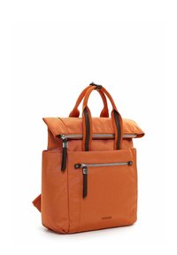 Zaino in tessuto arancione con doppie maniglie superiori, chiusura arrotolata, due tasche frontali con zip e dettagli in pelle marrone.