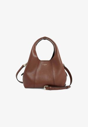 Borsa a tracolla in pelle marrone dalla forma arrotondata, con apertura superiore semi-aperta, tracolla regolabile e dettagli in metallo tono oro. Finitura testurizzata.