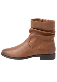 Botte en cuir marron à la cheville avec un design froncé, bout rond et petit talon carré. Présente une texture lisse et aucun matériel visible.