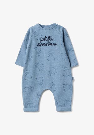 Blauw katoenen romper met lange mouwen, berenpatroon en geborduurde tekst "petite aventure." Omslagmanchetten met drukknoopsluiting bij de hals.