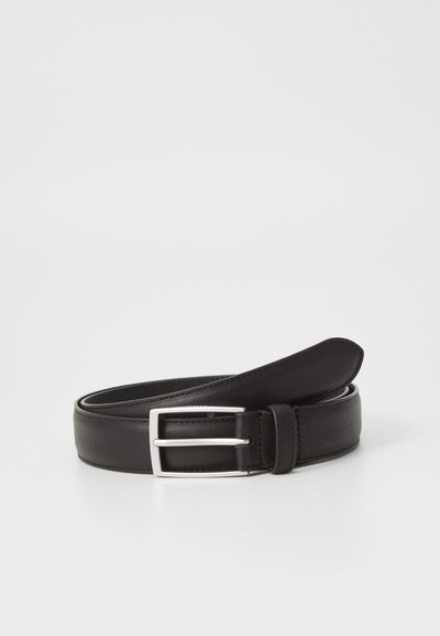 Curea din piele neagră cu cataramă din metal argintiu. Textură netedă și capăt rotunjit, având o singură linie de cusătură de-a lungul marginilor.