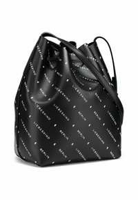 Borsa a secchiello in pelle nera con finitura opaca, presenta testo stampato bianco e apertura a coulisse. Include una tracolla regolabile.