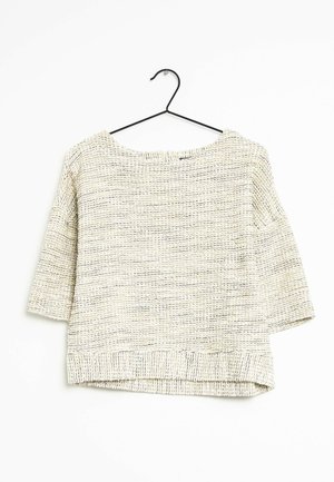 Gebreide trui met crèmekleurige en beige strepen en driekwart mouwen, hangend aan een zwarte hanger tegen een witte achtergrond.