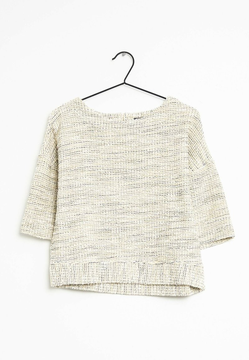 Pull en maille rayé crème et beige avec manches trois-quarts suspendu à un cintre noir sur fond blanc.