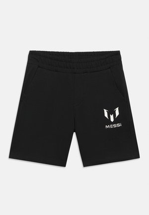 Pantaloni scurți cu talie elastică neagră, buzunare laterale și logo alb "Messi" pe coapsa dreaptă, pe un fundal simplu.