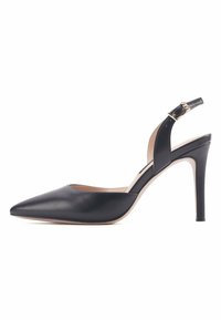 Juodas odinis slingback pasmakas su smailiu pirštu, plonu aukštu kulnu ir auksinės spalvos sagtimi ant juostos. Sklandus tekstūra ir minimalus dizainas.