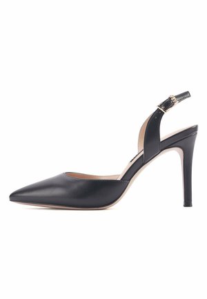 Schwarze Leder Slingback-Pumps mit spitzem Zeh, schlankem Stiletto-Absatz und goldfarbener Schnallenakzent an dem Riemen. Glatte Textur und minimales Design.